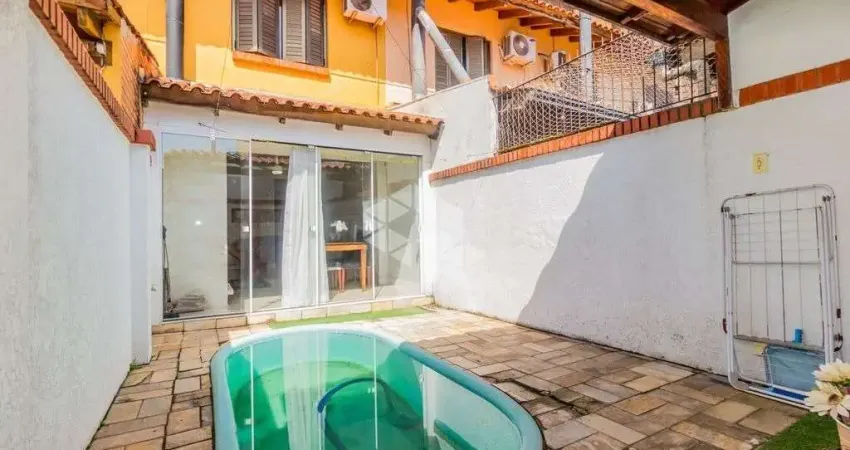 Casa com piscina e lareira no bairro Jardim Itú Sabará em Porto Alegre-RS!