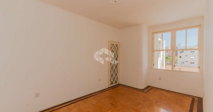 Apartamento amplo com 2 quartos, na General Caldwell no bairro Menino Deus.