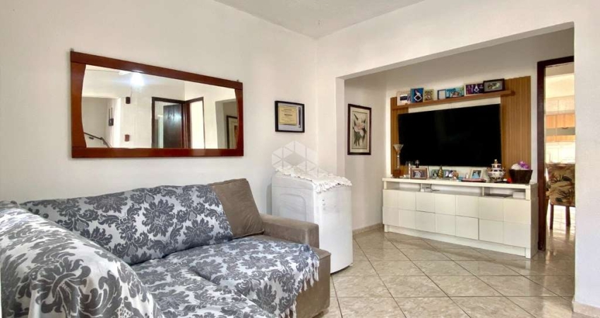 Casa sobrado com 3 domitórios 2 banheiros, sendo 1 suíte, sala, cozinha, pátio, churrasqueira