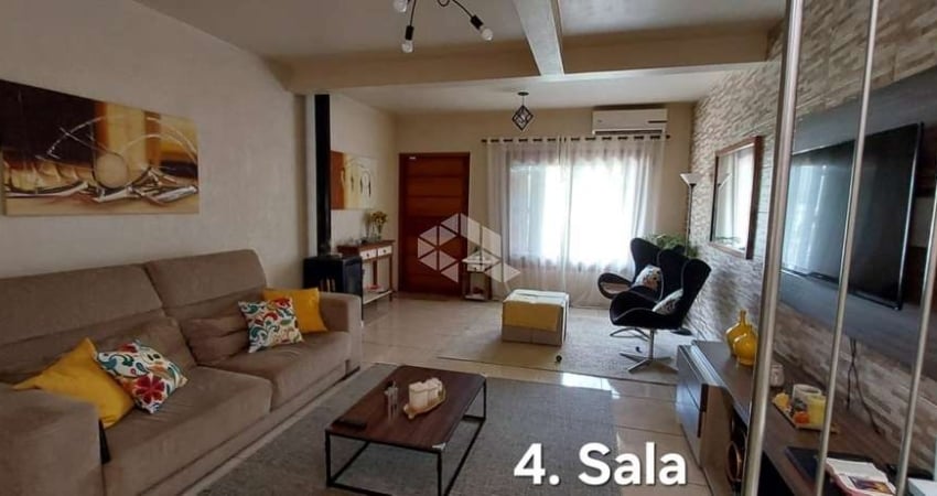 Casa a venda estilo sobrado com 2 dormitórios,  3 banheiros, sala, cozinha, piscina garagem para 2 carros