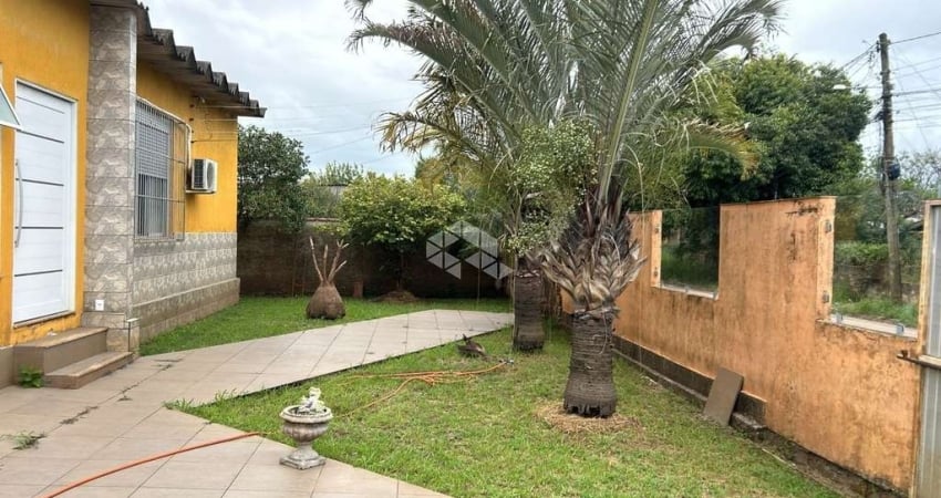 Casa com 3 quartos, piscina no bairro Sans Souci, Eldorado do Sul-RS