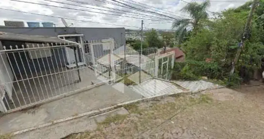 Casa / Casa com pátio / 4 Dormitórios / 1 Suíte / 3 Vagas / Morro Santana / Porto Alegre / RS