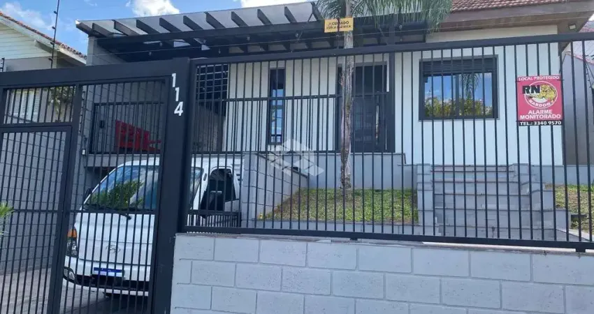 Casa com 2 dormitórios, 2 vagas de garagens, no Jardim Lindoia.