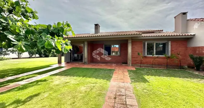 Casa 3 dormitórios, 1 suíte, sala de estar com lareira, piscina em terreno de 720m² em xangri-lá