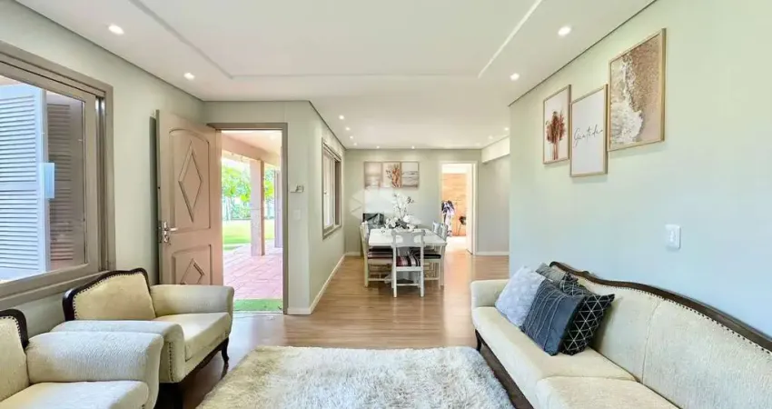 Casa com 3 quartos, 1 suíte, sala de estar com lareira, piscina em terreno de 720m² em xangri-lá