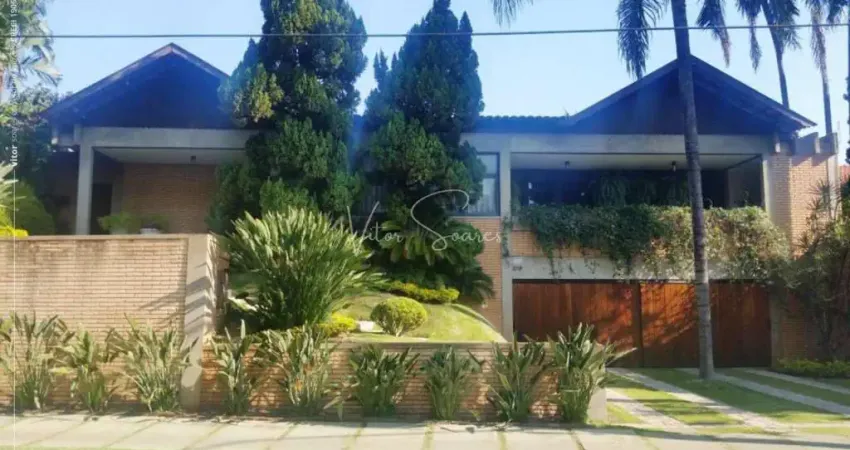 Casa à venda próxima ao centro de Birigui, com 3 quartos (1 suíte), 3 salas, amplo terreno, ideal para residência ou clínica de saúde.