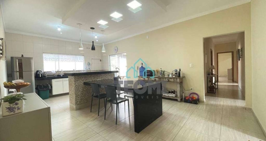 Casa com 4 dormitórios à venda, 200 m² por R$ 905.000,00 - Condomínio Portal dos Ipês - Taubaté/SP