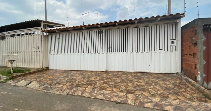 Ótima Casa na QR 805 – 3 Quartos, Garagem para 2 Carros e Forro