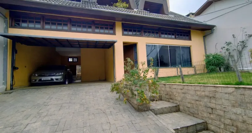 Sobrado amplo com 4 dormitórios em região nobre no jardim guabirotuba