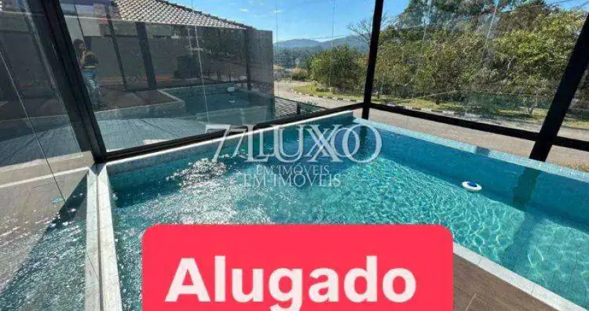 Residência moderna com piscina aquecida e 3 suítes em condomínio exclusivo para locação