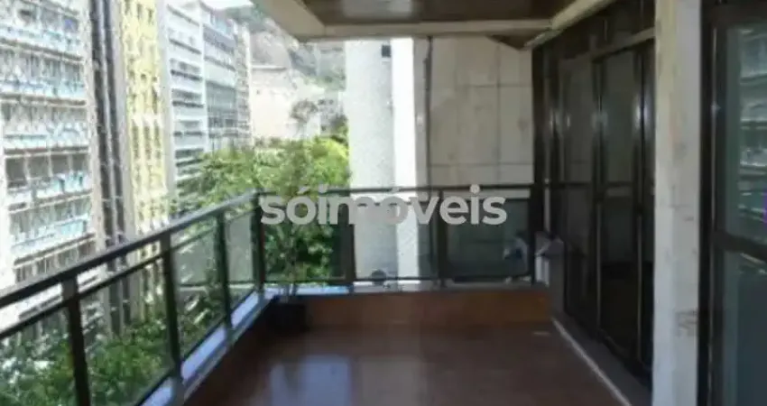 Lindo apartamento com varandâo, 3 dormitórios 2 garagens e 190m²