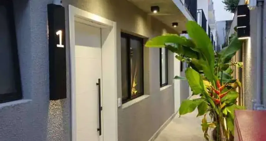 Casa à venda com 2 suítes em condomínio fechado na Aclimação