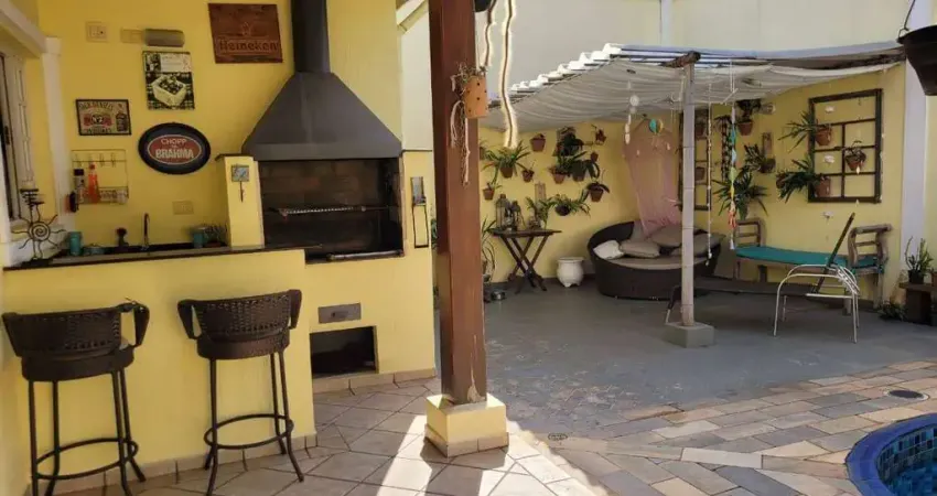 Linda Casa Assobradada com 5 suítes, 6 banheiros e piscina privativa 400m2