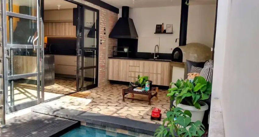 Sobrado com super reforma, 3 suítes e 2 vagas 220 m2 - Campo Belo