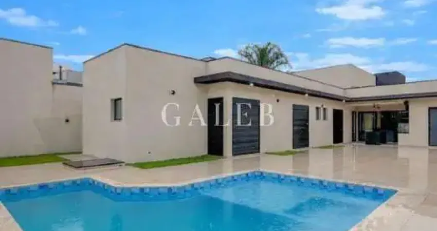 Casa mobiliada térrea no condomínio figueira gardem em atibaia com 3 suítes e piscina.