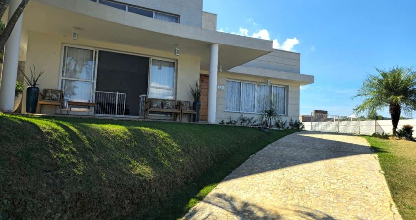 Venda de Casa em Condomínio no Vale do Sol: 3 Quartos, 1 Suíte, 2 Salas, 6 Vagas, 680m² em Bom Jesus dos Perdões-SP.