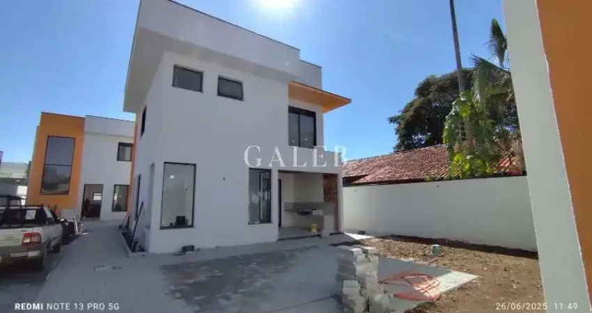 Casa em Condomínio de Luxo com 3 Suítes na Vila Petrópolis, Atibaia-SP: 2 Salas e 120m² de Área Privativa!