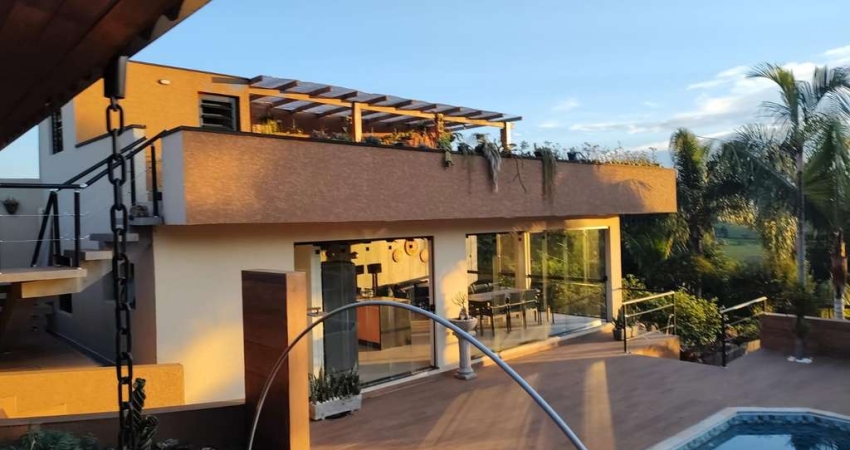 Casa estilo chácara à venda em um condomínio fechado!