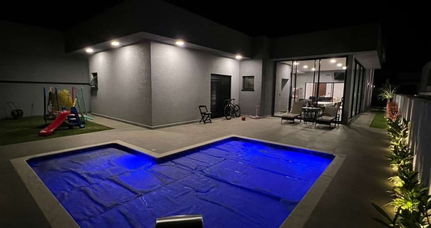 Casa térrea à venda, porteira fechada, com 3 suítes, piscina, em condomínio alto padrão