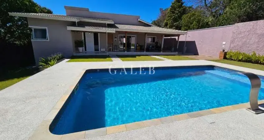 Casa térrea à venda, semi nova, com 3 suítes, piscina, terreno de 1000m²