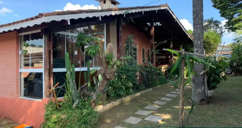 Casa térrea, estilo chácara, com 06 dormitórios em bairro nobre