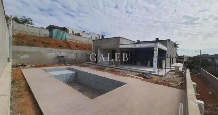 Sobrado à venda em um condomínio clube, piscina, 4 quartos todos suítes