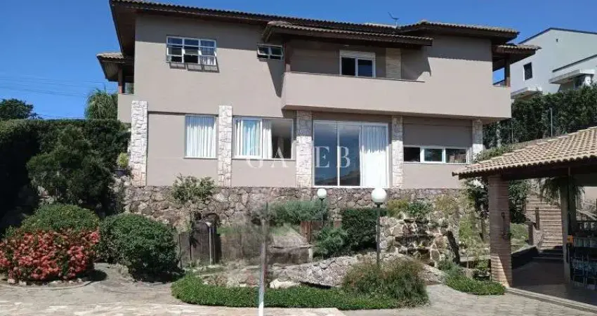 SOBRADO À VENDA COM 3 QUARTOS, LAGO DE CARPAS E PISCINA EM CONDOMÍNIO FECHADO!!