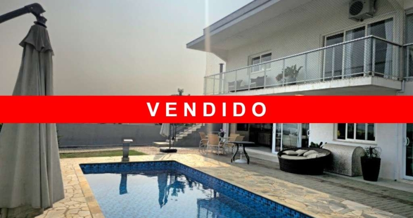Casa com 3 suítes, escritório piscina no condomínio Serra da Estrela!!