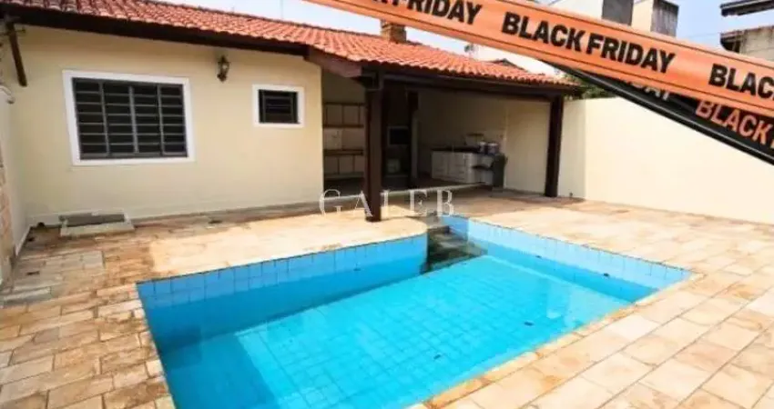 Casa térrea com 3 quartos, piscina, quintal e próximo de comércios
