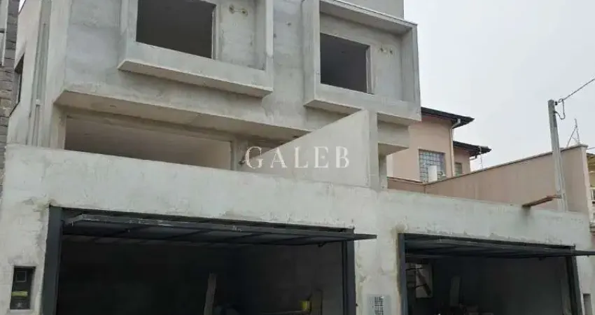 Sobrado com 3 quartos(1 suíte), garagem coberta, sala ampla