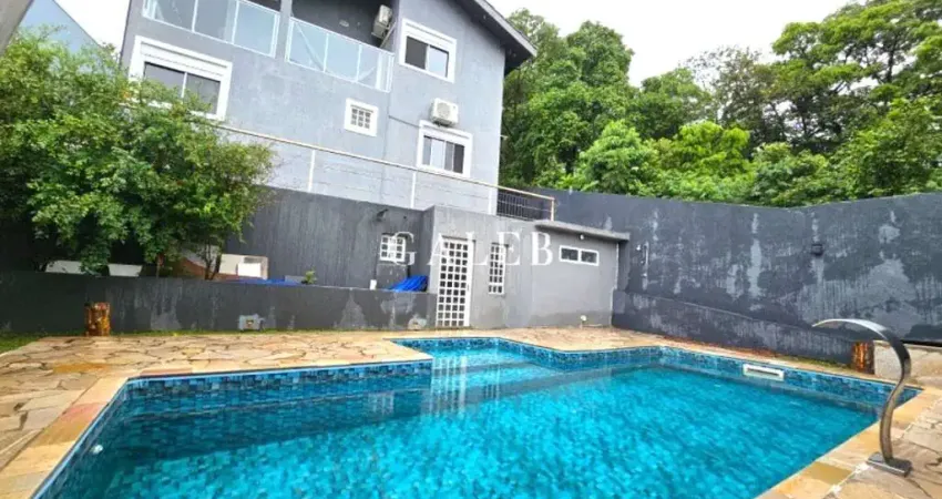 Sobrado diferenciado e muito bonito à venda, 4 quartos (sendo 2 suítes), piscina, terreno de 470m²