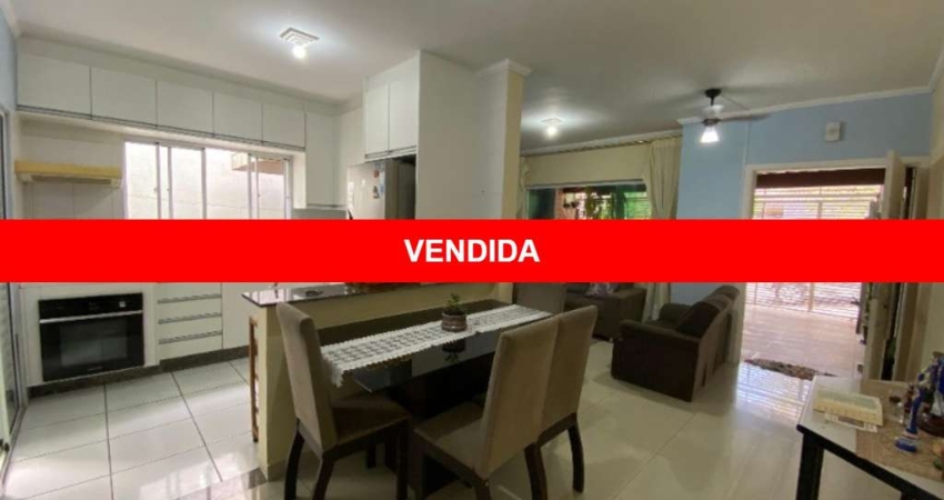 casa térrea 3 quartos, 1 suíte + edícula, 2 vagas cobertas, 160 m2 de área construída