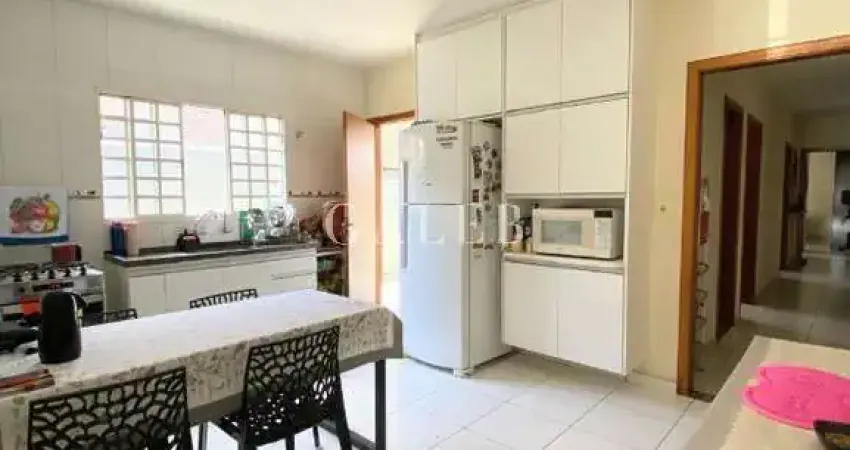 Ótima casa à venda em Atibaia-SP, no Jardim das Cerejeiras - 03 quartos, 01 suíte, 1 sala, 2 vagas, 112,67m².