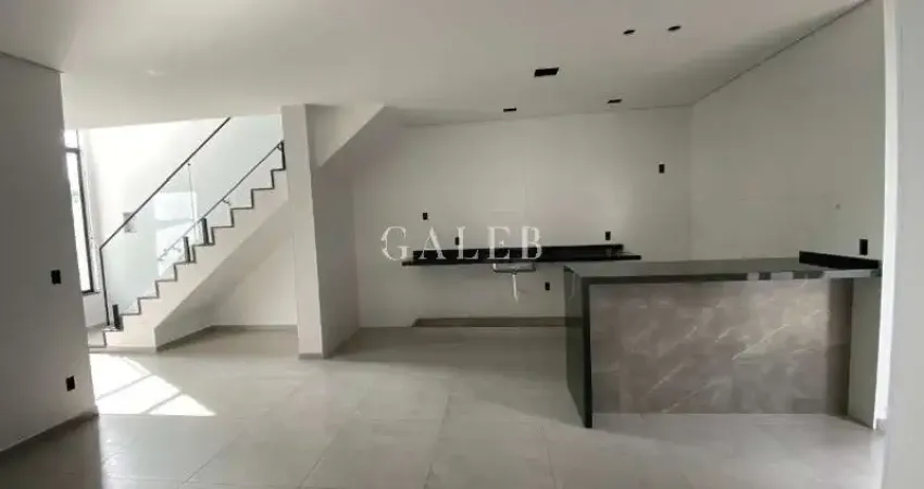 SOBRADO COM 3 QUARTOS, 3 VAGAS, QUINTAL COM POSSIBILIDADE DE PISCINA