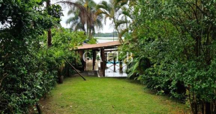Casa pé na água, 900m² de terreno, garagem para barco, pier.