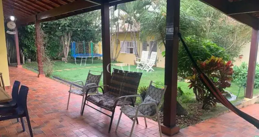 Casa em condomínio à venda em Atibaia-SP com 3 quartos, 3 salas, 2 banheiros, 3 vagas.