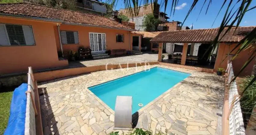 Imperdível oportunidade: Casa à venda em Atibaia-SP - 3 quartos, piscina, pomar.