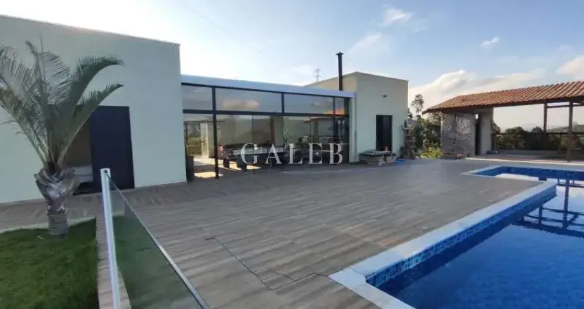 Casa à venda em Atibaia-SP, Jardim Estância Brasil! 3 quartos, 1 suíte, 2 salas, 4 banheiros, 6 vagas.