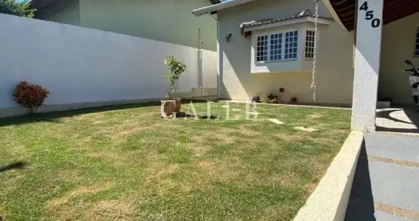 Casa à Venda em Atibaia-SP no Jardim dos Pinheiros: 04 quartos, 02 suítes, 2 salas, 5 banheiros, 4 vagas, 246 m².