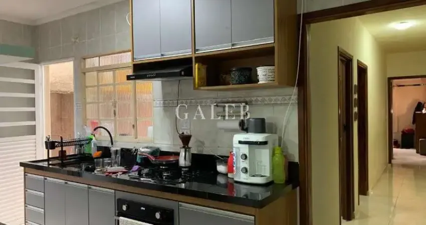 Imperdível Casa Térrea  à Venda em Atibaia-SP no Jardim Alvinópolis: 2 Quartos, 1 Suíte, 2 Vagas de Garagem - 89m²