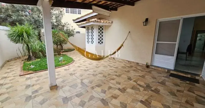 Casa totalmente térrea à venda em um dos melhores bairros, 3 quantos sendo 2 suítes, piscina