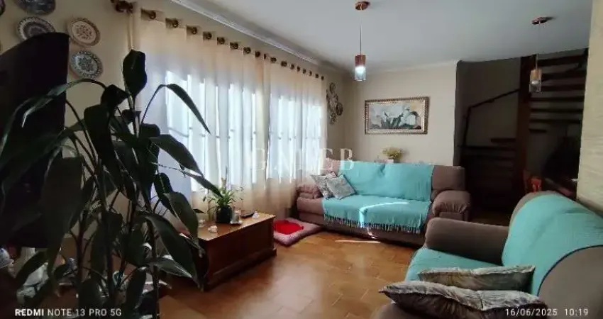 Casa à venda em Atibaia-SP: 2 quartos, 2 salas e 2 vagas de garagem em Alvinópolis - 132m² de área.