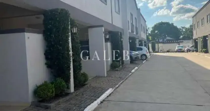 Sobrado à venda em condomínio com 2 suítes amplas, piscina no condomínio