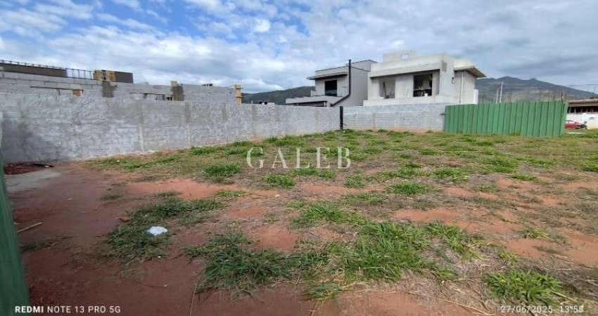 Terreno em condomínio de luxo à venda em Atibaia-SP, na Vila Santista, com 360m² de área!