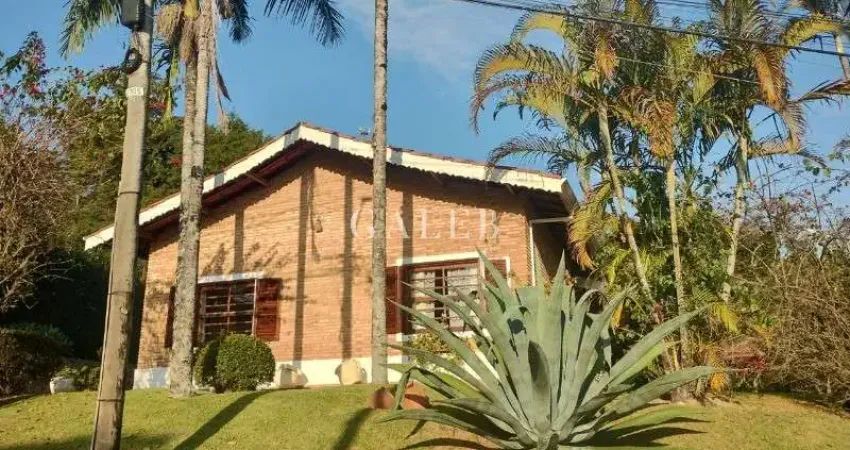 Casa térrea no Condomínio Palavra da Vida com 03 quartos, 01 suíte, sala com lareira e uma varanda deliciosa