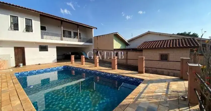 Casa à venda no Jardim dos Pinheiros com amplo terreno: 02 quartos, piscina, 8 vagas de garagem, 209m² área construída. Imperdível!