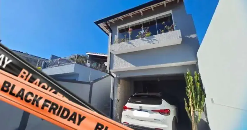 Casa próxima de comércios,  2 quartos, 2 vagas de garagem,  churrasqueira