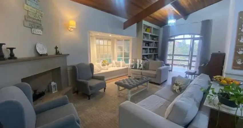 Um charme de casa no condomínio palavra da vida: 05 quartos, 04 suítes, sala com lareira, área gourmet completa e uma vida de tranquilidade!