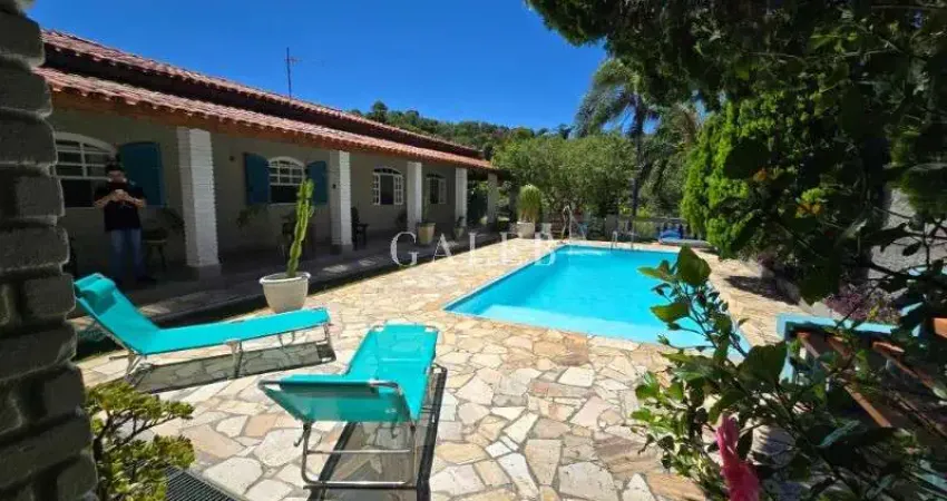 Casa de alto padrão com terreno grande, térrea,  dentro de condomínio, piscina