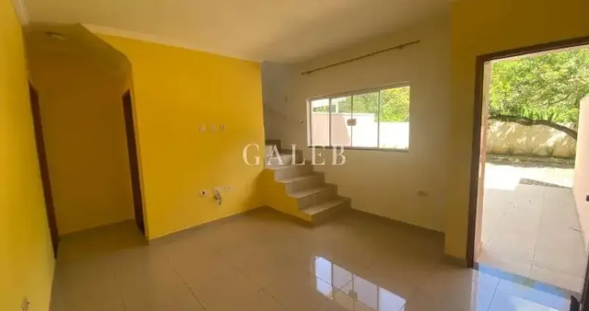 Casa em condomínio com 2 suítes, quintal com churrasqueira e 2 vagas de garagem em atibaia-sp - imperdível!